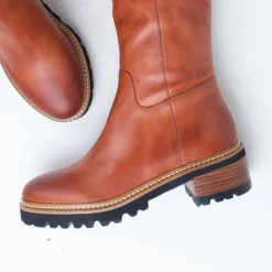 Lindeta KneeBoot^EOS Clearance